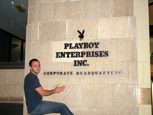 Playboy оффис в Чикаго и довольный Черняков