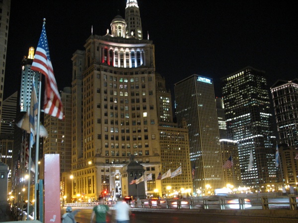 фотография ночного города Чикаго огни небоскрёбов