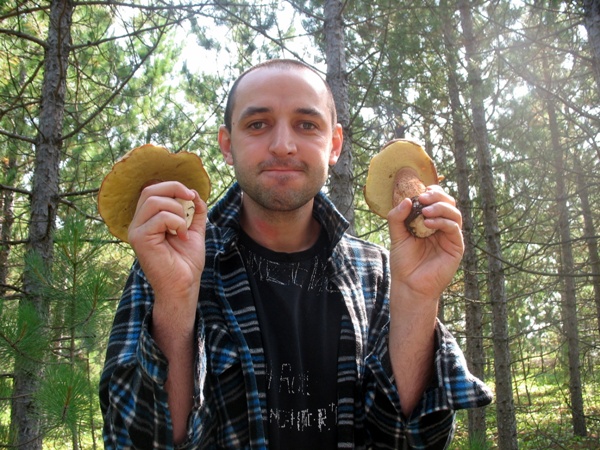 Черняков нашёл боровик - белый гриб, Виннипег где-то рядом, Манитоба. Chernyakov and Boletus mushroom, Manitoba