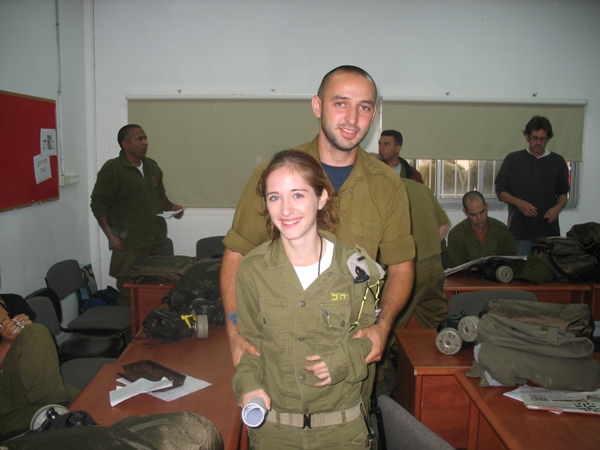 милуим - Черняков и мадриха 19 летняя девчонка израильсой армии красавица
