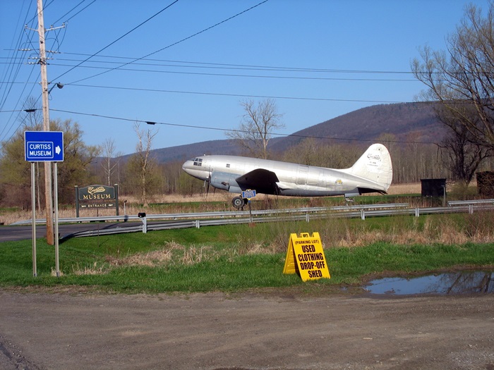 на машине по Америке старый американский самолёт и авиационный музей