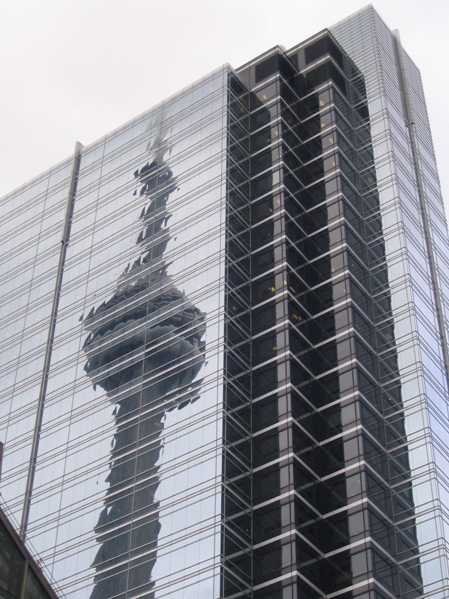CN Tower Си-Эн Тауэр отражение в небоскрёбе Торонто
