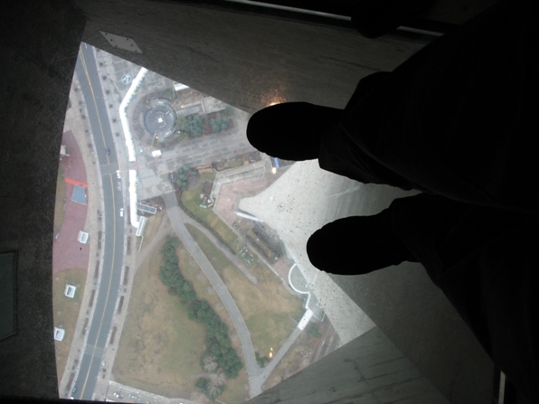 CN Tower glass floor Си-Эн Тауэр стеклянный пол