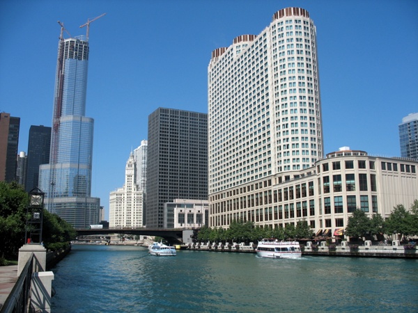 фотография река Чикаго и строящийся небоскрёб