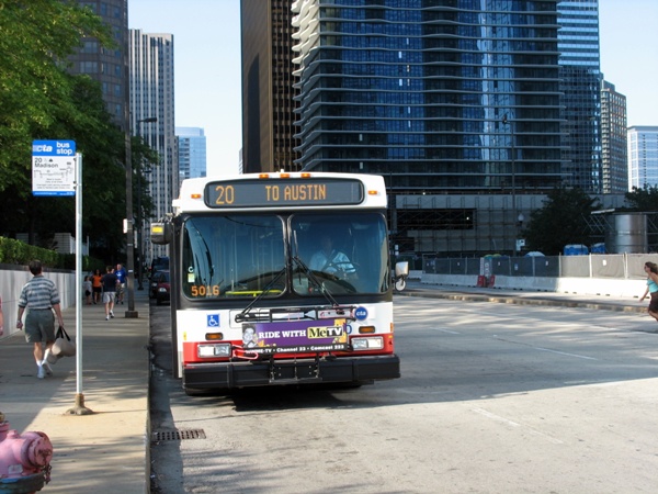 автобус в Чикаго с рогами для велосипеда