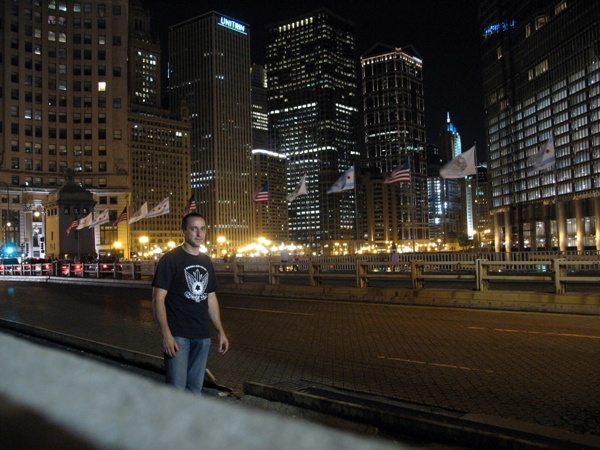 фотография ночного города Чикаго и Черняков