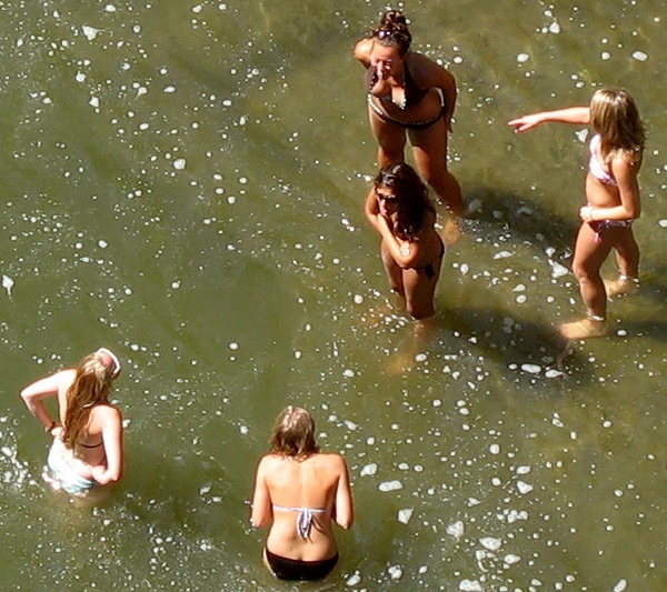 Итака, студенты Корнельского университета на пляже, Ithaca, Students of 
Cornell university on the beach