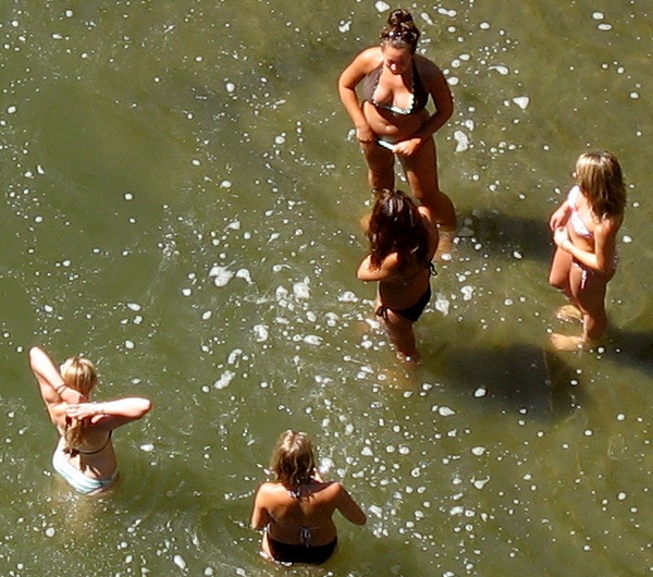 девчёнки студентки в воде