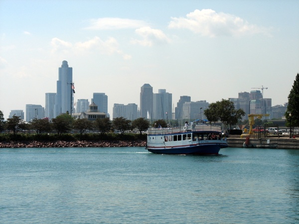 экскурсионный корабль по реке Чикаго