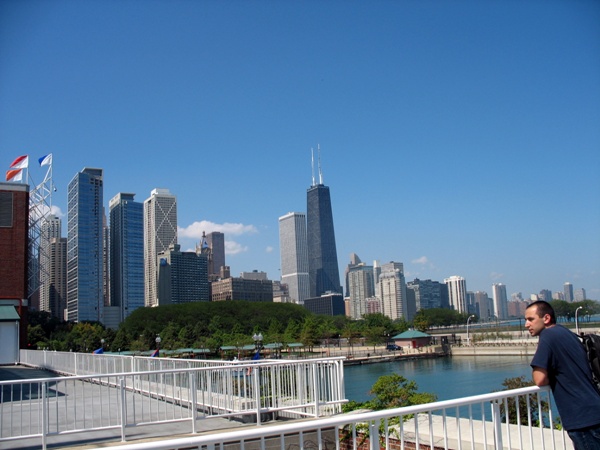 Черняков и вид на даунтаун Чикаго со стороны Navy Pier