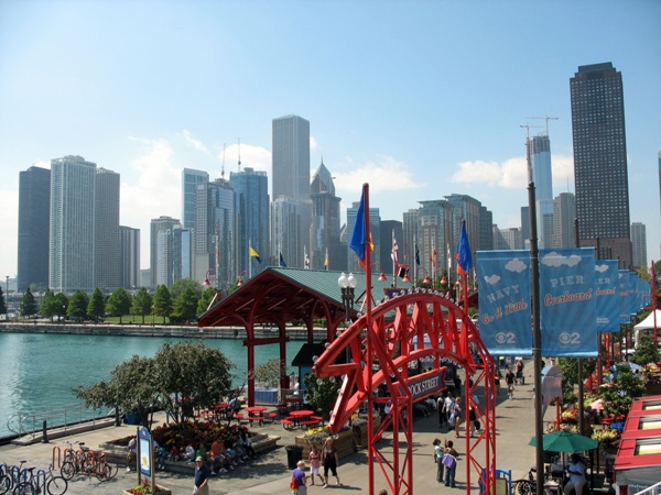 вид на даунтаун Чикаго со стороны Navy Pier