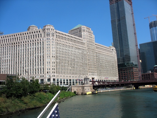 самое большое офисное здание в Чикаго имеет свой собственный почтовый 
индекс, Chicago