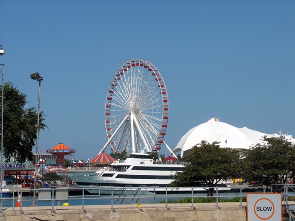 Navy Pier, корабль для экскурсий по озеру Мичиган и карусели Чикаго
