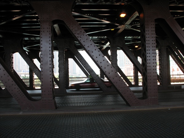 железный мост через реку Чикаго