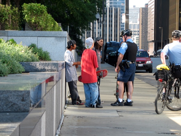 полиция Чикаго вставляет детям за скейтборд