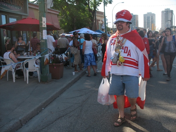 День Канады, Виннипег - патриотический прикид. Canada Day, Winnipeg, Osbourne Street