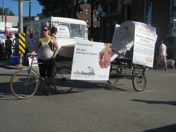День Канады, Виннипег - продвинутая рикша - не лошадь ломовая. Canada Day, Winnipeg, Osbourne Street