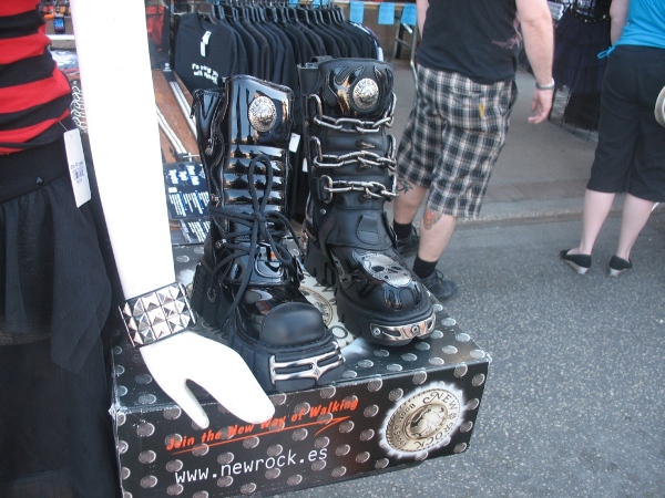 День Канады, Виннипег - new rock обувь. Canada Day, Winnipeg, Osbourne Street - new rock shoes