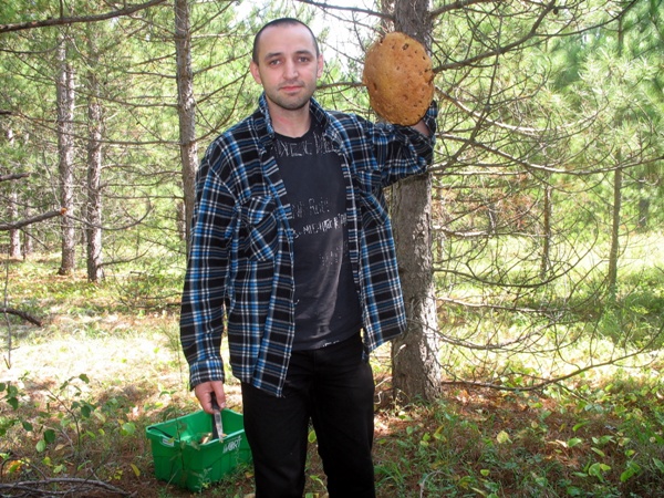 Черняков нашёл боровик - белый гриб, Виннипег где-то рядом, Манитоба. Chernyakov and Boletus mushroom, Manitoba