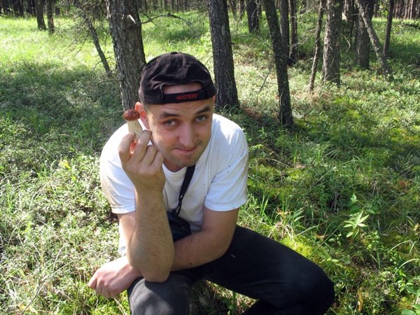 Черняков нашёл боровик - белый гриб, Виннипег где-то рядом, Штейнбах, Манитоба. Chernyakov and Boletus mushroom, Manitoba