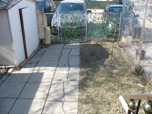 Перепланировка участка - сделаны дорожка из плит, цветы и газон (Черняков)
