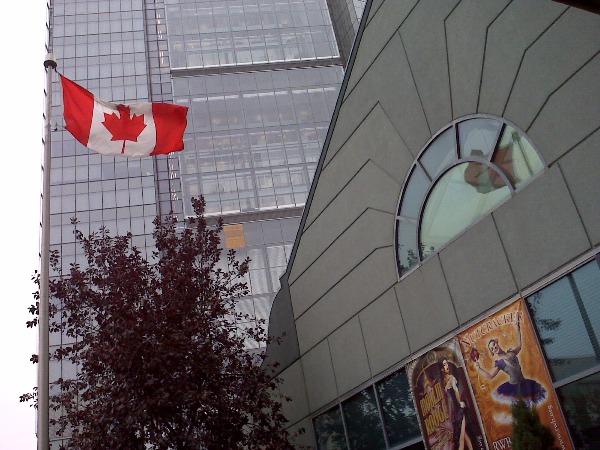 фотографии Виннипега, Виннипег, снег, октябрь. Здание балета и электической компании, канадский флаг. Winnipeg, downtown, snow, October, Manitoba Hydro Building, Royal Winnibeg Ballet- RWB, canadian flag