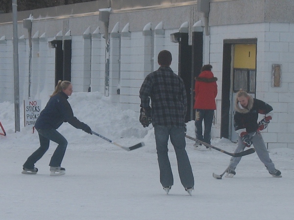 Приметы на Рождество, если блондинки в мороз играют в хоккей - то это канадки :)