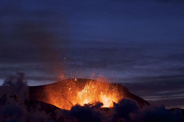 А вот так уже выглядел вулкан Эйяфьятлайокудль 27 марта 2010 года