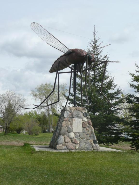 Памятник комару, Комарно, Манитоба, Канада