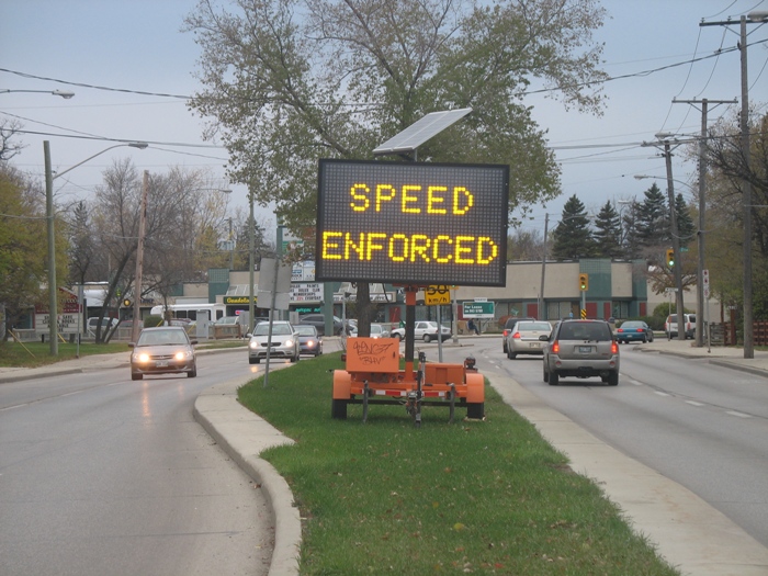 speed eforced Charleswood Winnipeg Canada. Знак ловят за скорость Чарльзвуд, Виннипег, Канада