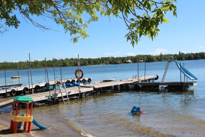 озеро Галл Лэйк Манитоба коттеджи пристань (Gull Lake Manitoba)