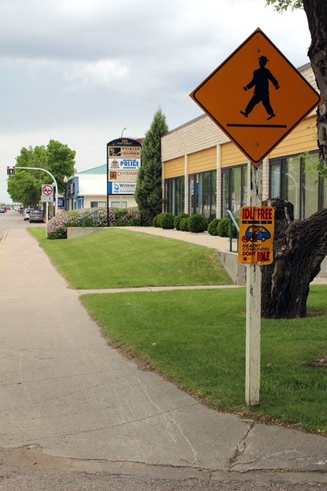 Винклер Манитоба дорожный знак пешеход Winkler Manitoba road sign