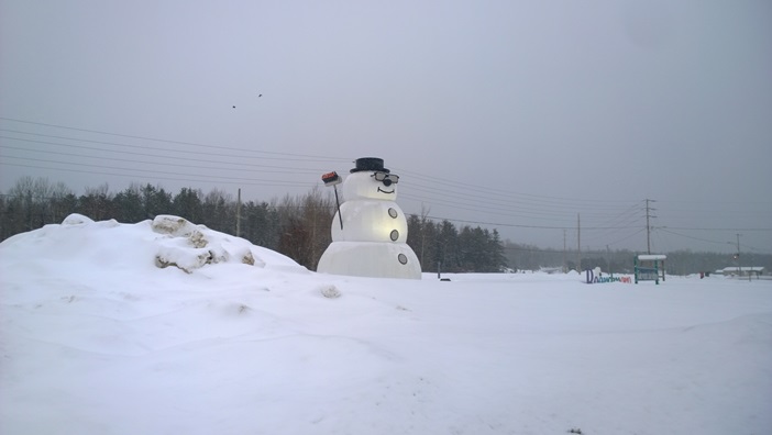 Самый большой снеговик в Бирмо Онтарио Канада snowman in Beardmore Ontario Canada