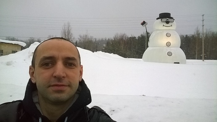 Черняков и самый большой снеговик в Бирмо Онтарио Канада Chernyakov and snowman in Beardmore Ontario Canada