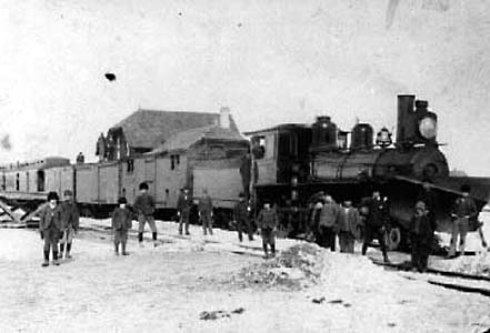 Первый поезд прибывает в Дофин, Манитоба. 1896 год.