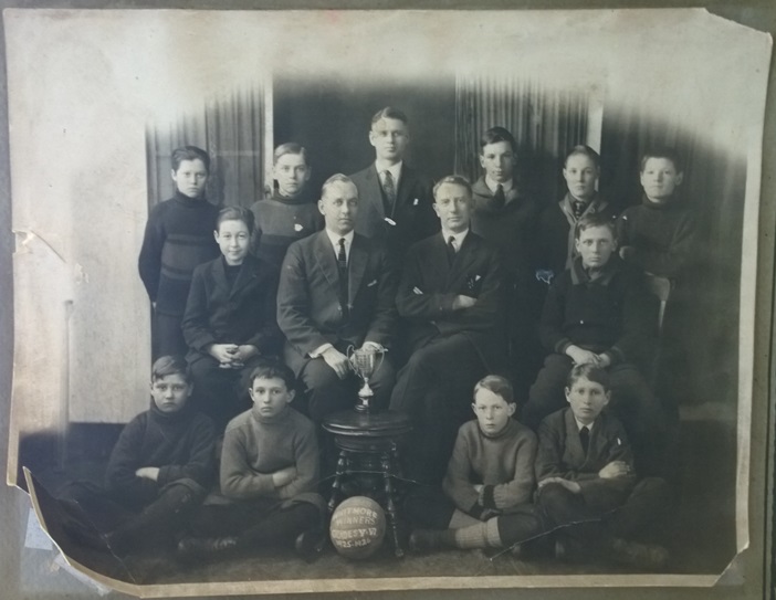 Футбольная или баскетбольная команда 5-6 класс, Гартмо Манитоба 1925-1926 Soccer or basketball team Gartmore Manitoba Grade 5-6