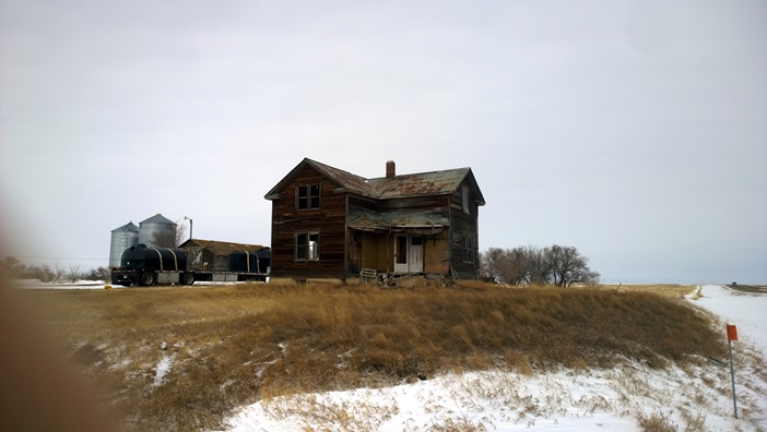 На машие по провинции Саскачеван заброшенный дом Saskatchewan