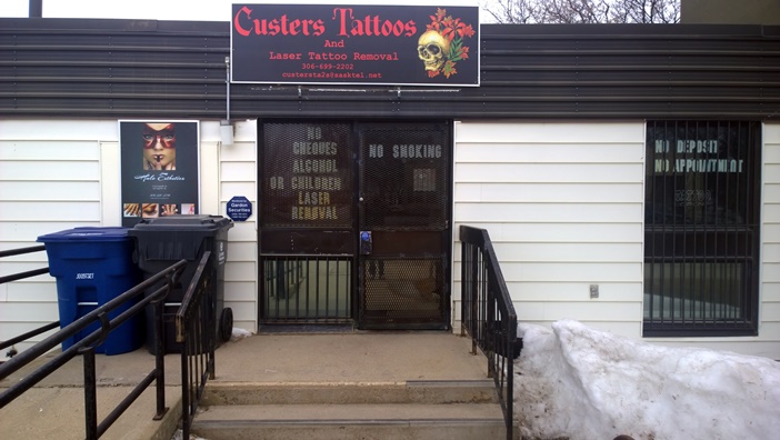 К’Аппель Qu'Appelle, SK Саскачеван тату салон Custers Tattoos на машине по Канаде